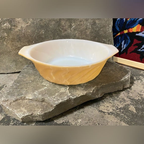 Vintage Pearlescent Peach Pyrex Casserole Dish - Picture 2 of 11